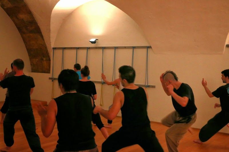 Le groupe en garde dans la salle d’entraînement